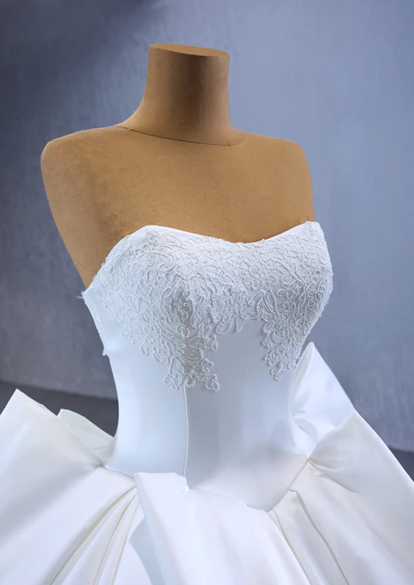 High-end Ivory Lace Flower Satin Wedding Dresses 2023 Ball Gown Strapless Sleeveless Backless Royal Train Wedding