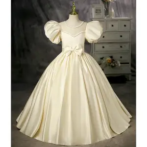 Élégant Champagne Satin Anniversaire Robe Ceremonie Fille 2022 Robe Boule Perle Encolure Dégagée Gonflée Manches Courtes Noeud Dos Nu Longue Robe Ceremonie Fille