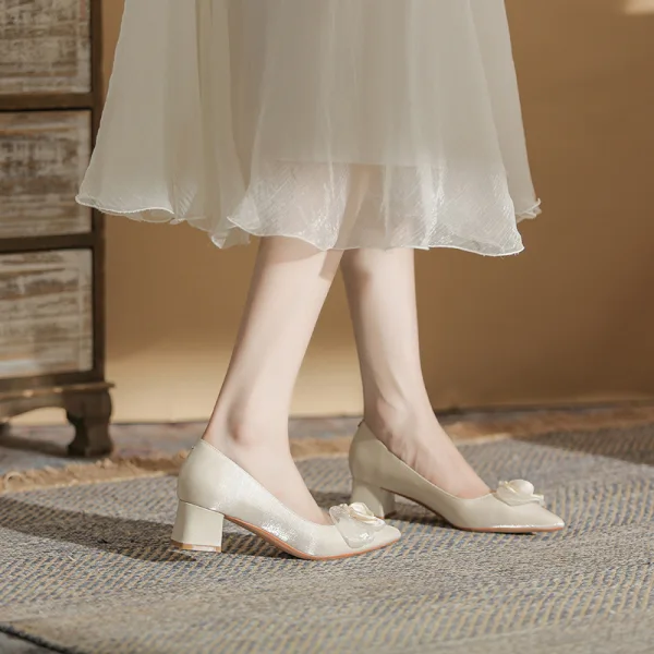 Elegante Ivory / Creme Ball Applikationen Pumps 2023 Satin 5 cm Thick Heels Spitzschuh Pumps Hochhackige