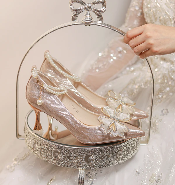 Charmant Doré Perle Bride Cheville Faux Diamant Noeud Chaussure De Mariée 2023 7 cm Talons Aiguilles À Bout Pointu Mariage Escarpins Talons Hauts