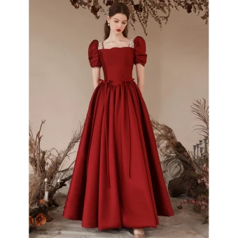 Élégant Bordeaux Satin Robe De Bal 2023 Princesse Perle Encolure Carrée Gonflée Manches Courtes Dos Nu Longue Promo Robe De Ceremonie