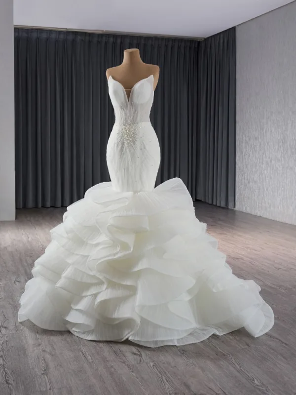 Sexy Haut de Gamme Blanche Perle Faux Diamant Volants en Cascade Robe De Mariée 2024 Trompette / Sirène Bustier Sans Manches Dos Nu Train De Balayage Mariage