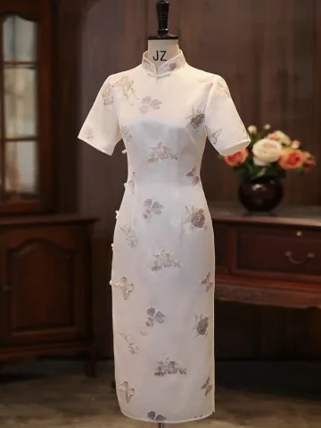 Chiński Styl Białe Motyl Haftowane Cheongsam 2026 Syrena Rozkloszowane Wysokiej Szyi Kótkie Rękawy Długość Herbaty