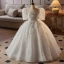 Élégant Blanche Perlage Perle Paillettes En Dentelle Fleur Gland Mariage Robe Ceremonie Fille 2024 Robe Boule Encolure Dégagée Manches Courtes Longue