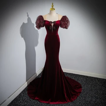 Charmant Bordeaux Faux Diamant Velours Glitter Robe De Bal 2023 Trompette Sirène Encolure Carrée Gonflée Manches Courtes Noeud Train De Balayage Promo Robe De Ceremonie