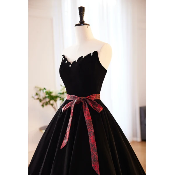 Elegante Schwarz Velour Ballkleider 2023 Ballkleid Bandeau Ärmellos Rückenfreies Schleife Stoffgürtel Hof-Schleppe Ball Festliche Kleider