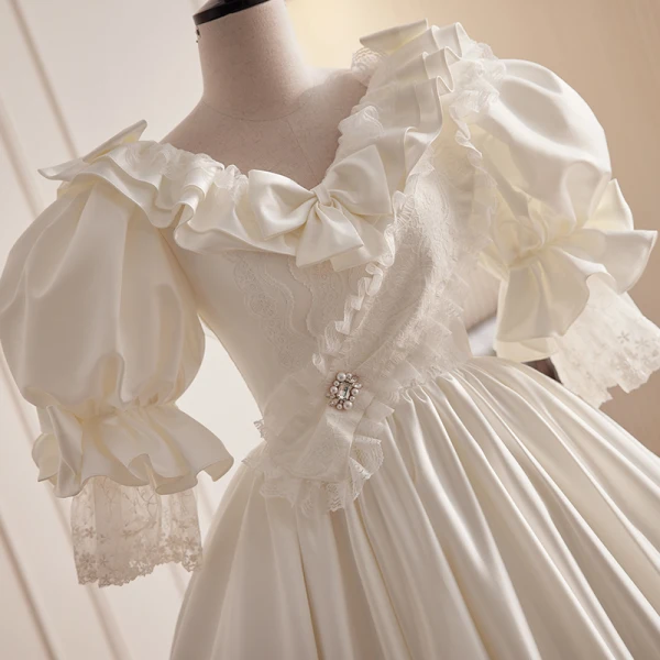 Vintage / Retro Audrey Hepburn Style Ivory Pearl Rhinestone Wedding Dresses 2023 Ball Gown Satin Ruffle V-Neck Bow Short Sleeve Backless Floor-Length / Long Wedding