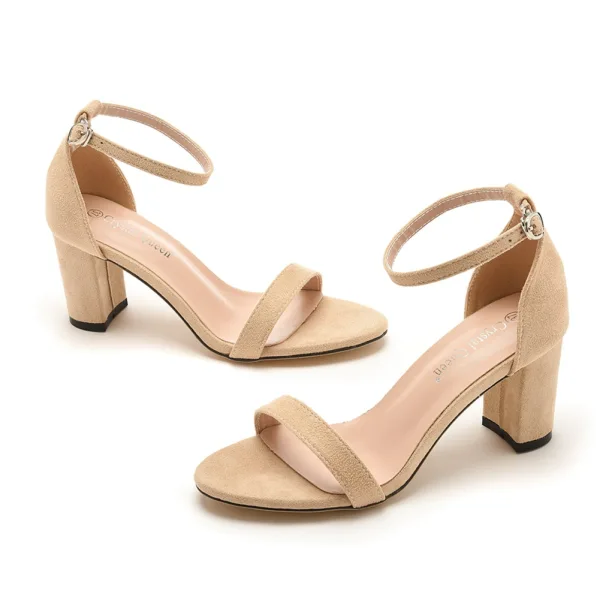 Enkla Röd Gatukläder Casual Mocka Sandaler Dam 2023 Ankelband 7 cm Tjocka Klackar Peep Toe Sandaler Högklackade