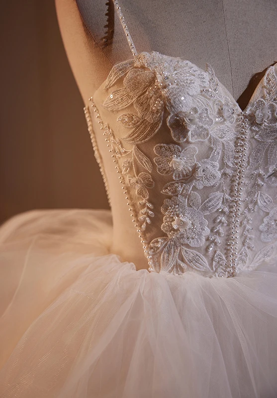 Charmant Blanche Perlage Perle Paillettes En Dentelle Fleur Volants en Cascade Légère Robe De Mariée 2024 Robe Boule Bretelles Spaghetti Sans Manches Dos Nu