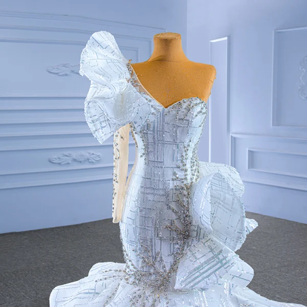 Luxus / Herrlich Sexy Weiß Fallende Rüsche Brautkleider / Hochzeitskleider 2022 Meerjungfrau One-Shoulder Strass Pailletten Lange Ärmel Rückenfreies Kapelle-Schleppe Hochzeit