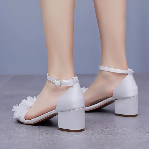 Simple Blanche Appliques Satin Chaussure De Mariée 2024 Bride Cheville 5 cm Talons Épais Peep Toes / Bout Ouvert Mariage Sandales Talons Hauts