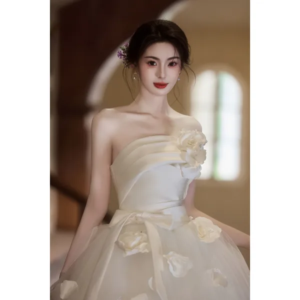 Charmant Ivory / Creme Applikationen Schleife Stoffgürtel Leichtes Brautkleider / Hochzeitskleider 2025 Ballkleid Bandeau Ärmellos Rückenfreies Lange
