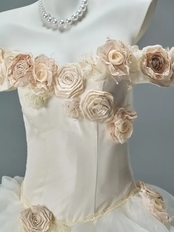 Luxe Blanche Appliques Volants en Cascade Robe De Bal 2026 Robe Boule De l'épaule Manches Courtes Dos Nu Train De Balayage Robe De Ceremonie