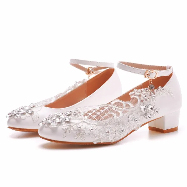 Chic Faux Diamant En Dentelle Fleur Blanche Talon Bas Chaussure De Mariée 2023 Bride Cheville 3 cm Talons Épais À Bout Pointu Chaussure De Mariée Talons Hauts