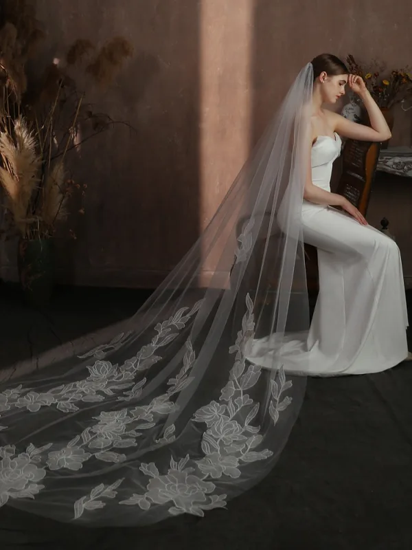 High-end White Lace Embroidered Wedding Veils 2025
