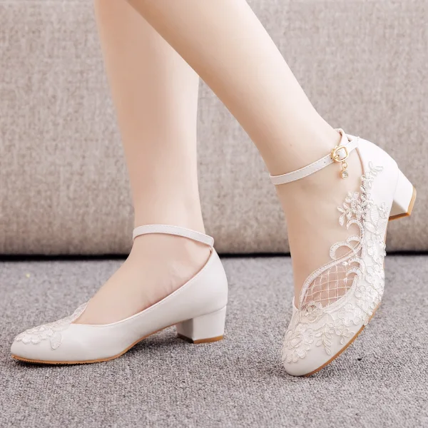 Chic / Belle Blanche Bride Cheville En Dentelle Fleur Talon Bas Chaussure De Mariée 2023 3 cm Talons Épais À Bout Rond Mariage Escarpins