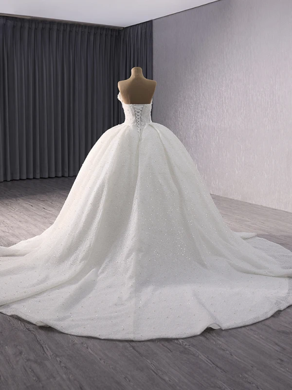 Luxus / Herrlich Weiß Handgefertigt Perlenstickerei Perle Pailletten Brautkleider / Hochzeitskleider 2024 Ballkleid Bandeau Ärmellos Rückenfreies Kapelle-Schleppe Hochzeit