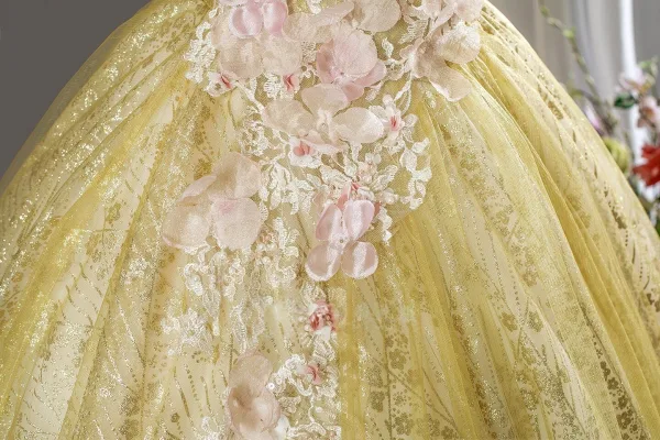 Bling Bling Doré En Dentelle Fleur Appliques Paillettes Robe De Bal 2026 Robe Boule Encolure Carrée Manches Courtes Dos Nu