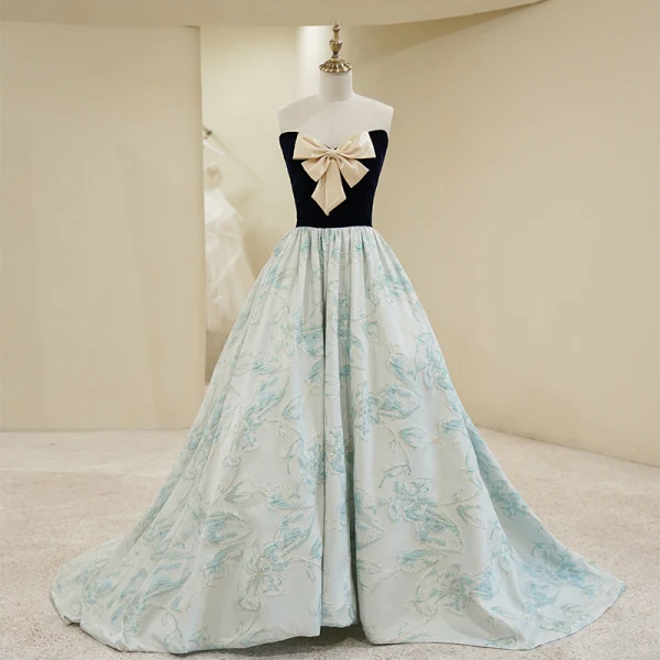 Elegant Black Prom Dresses 2022 A-Line / Princess Strapless Bow Sleeveless Backless Sweep Train Prom Formal Dresses