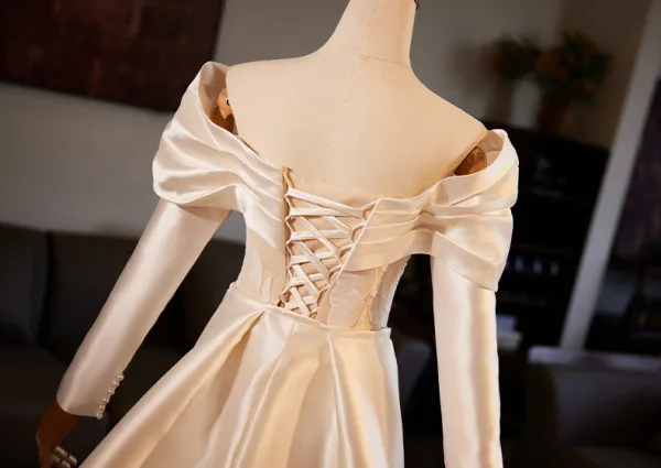 Vintage / Retro Champagne Satin Wedding Dresses 2024 Trumpet / Mermaid V-Neck Long Sleeve Backless Sweep Train Wedding