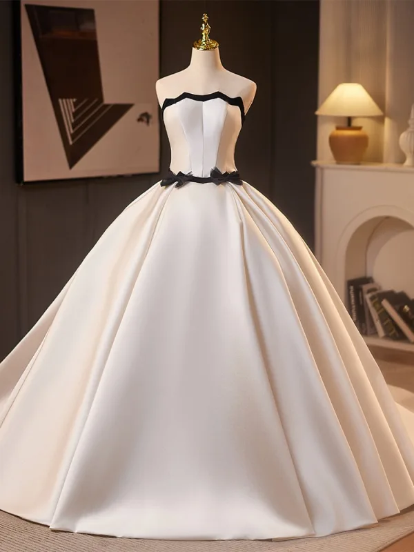 Elegante Weiß Satin Schleife Brautkleider / Hochzeitskleider 2025 Ballkleid Bandeau Ärmellos Rückenfreies Sweep / Pinsel Zug Hochzeit
