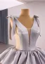 High End Grau Fallende Rüsche Ballkleider 2025 A Linie V-Ausschnitt Ärmellos Rückenfreies Sweep / Pinsel Zug Festliche Kleider