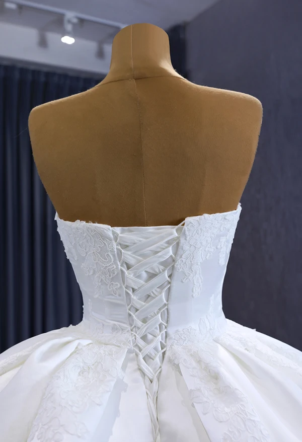 High-end Ivory Satin Lace Flower Wedding Dresses 2023 Ball Gown Strapless Sleeveless Backless Royal Train Wedding