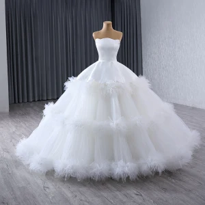 Mote High End Hvit Gripende Ruffles Brudekjoler 2024 Ballkjole Strapless Uten Ermer Ryggløse Lange Bryllup