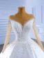 Luxe Ivoire Fait main Perlage Perle Paillettes Robe De Mariée 2022 Robe Boule Encolure Dégagée Manches Longues Chapel Train Mariage