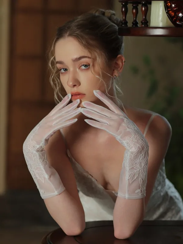 Vintage / Retro White Lace Flower Wedding Bridal Gloves 2025 Tulle