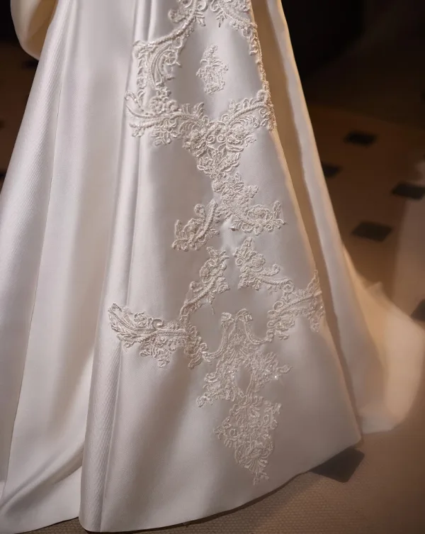 Vintage Weiß Perlenstickerei Spitze Blumen Satin Brautkleider / Hochzeitskleider 2025 A Linie Bandeau Ärmellos Rückenfreies Schleife Sweep / Pinsel Zug Hochzeit