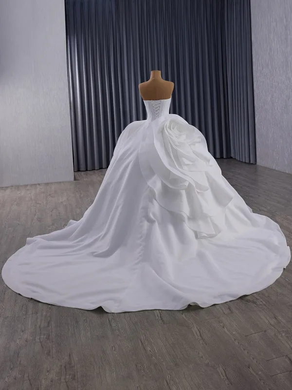 Haut de Gamme Blanche Volants en Cascade Robe De Mariée 2025 Robe Boule Bustier Sans Manches Dos Nu Chapel Train