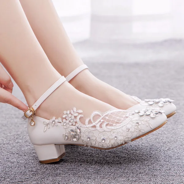Chic Faux Diamant En Dentelle Fleur Blanche Talon Bas Chaussure De Mariée 2023 Bride Cheville 3 cm Talons Épais À Bout Pointu Chaussure De Mariée Talons Hauts
