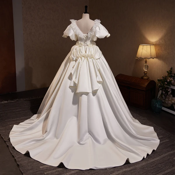 Vintage / Retro Ivory Lace Flower Appliques Satin Wedding Dresses 2023 Ball Gown V-Neck Puffy Short Sleeve Backless Sweep Train Wedding