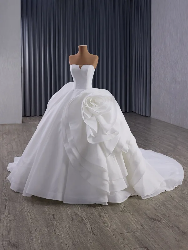 Haut de Gamme Blanche Volants en Cascade Robe De Mariée 2025 Robe Boule Bustier Sans Manches Dos Nu Chapel Train