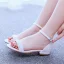 Charmant Weiß Ball Perle Flat Sandalen Damen 2023 Knöchelriemen Peeptoes Sandaletten Hochhackige