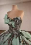 Luxus / Herrlich Salbeigrün Handgefertigt Perlenstickerei Spitze Blumen Ballkleider 2026 Ballkleid Bandeau Ärmellos Rückenfreies Kapelle-Schleppe Festliche Kleider
