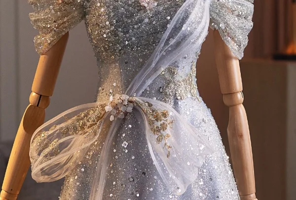 Charmant Bling Bling Argenté Paillettes Perle Robe De Bal 2026 Princesse De l'épaule Manches Courtes Dos Nu Longue Robe De Ceremonie