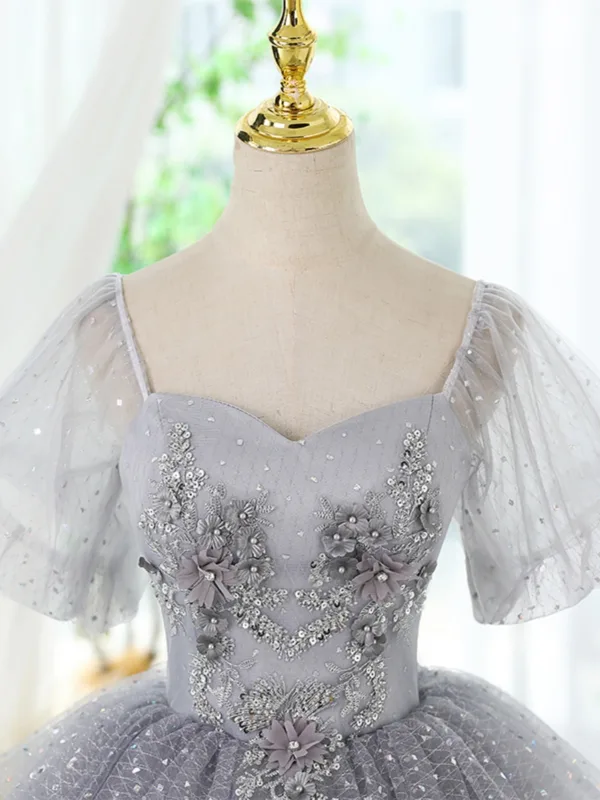 Charmant Gris Perlage Paillettes Appliques Anniversaire Robe De Fête 2024 Robe Boule Encolure Carrée Manches Courtes Dos Nu Courte Robe De Ceremonie