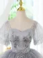 Charmant Gris Perlage Paillettes Appliques Anniversaire Robe De Fête 2024 Robe Boule Encolure Carrée Manches Courtes Dos Nu Courte Robe De Ceremonie
