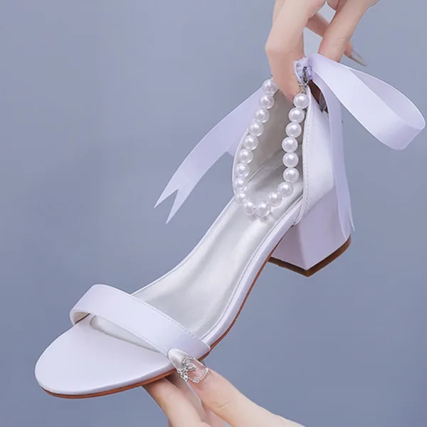 Sexy Weiß Perle Knöchelriemen Schleife Brautschuhe 2024 5 cm Thick Heels Peeptoes Hochzeit Sandaletten Hochhackige