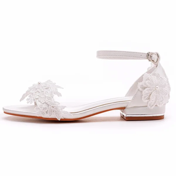 Chic / Belle Blanche En Dentelle Fleur Chaussure De Mariée 2023 Bride Cheville Talon Bas Peep Toes / Bout Ouvert Mariage Sandales Talons Hauts