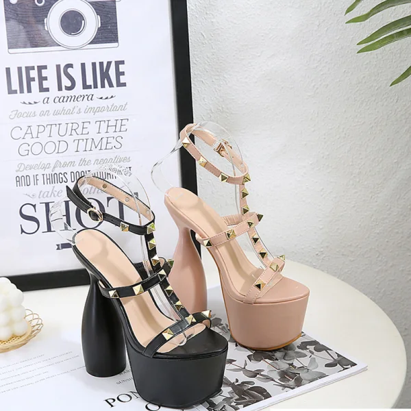 Sexy Beige Cocktail Rivet Sandales Femme 2023 T-Strap 17 cm Talons Épais Peep Toes / Bout Ouvert Sandales Talons Hauts