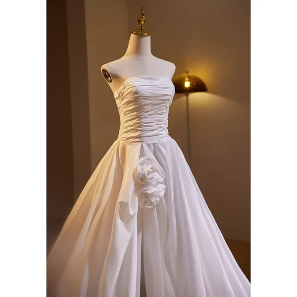 Enkel Hvit Fendue devant Satin Brudekjoler 2024 Ballkjole Strapless Uten Ermer Ryggløse Feie Tog Bryllup