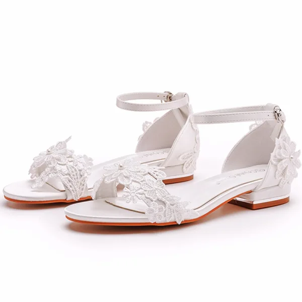 Chic / Belle Blanche En Dentelle Fleur Chaussure De Mariée 2023 Bride Cheville Talon Bas Peep Toes / Bout Ouvert Mariage Sandales Talons Hauts