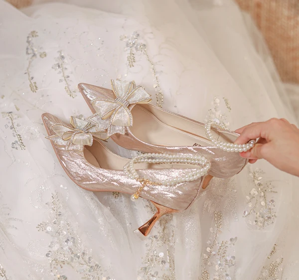 Charmant Doré Perle Bride Cheville Faux Diamant Noeud Chaussure De Mariée 2023 7 cm Talons Aiguilles À Bout Pointu Mariage Escarpins Talons Hauts