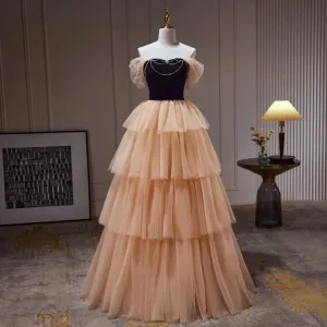 Snygga Fina Champagne Cascading Volanger Balklänningar 2023 Prinsessa Av Axeln Rhinestone Ärmlös Halterneck Långa Bal Formella Klänningar