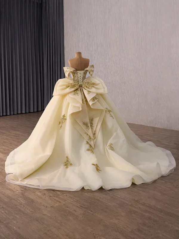 Luxury / Gorgeous Champagne Beading Sequins Wedding Dresses 2026 Ball Gown Off-The-Shoulder Short Sleeve Backless Bow Chapel Train