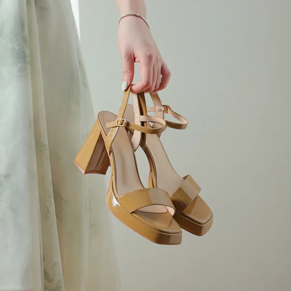 Mode Noire Vêtement de rue Cuir Verni Sandales Femme 2023 Bride Cheville 8 cm Talons Épais Peep Toes / Bout Ouvert Sandales Talons Hauts