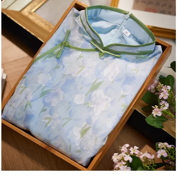 Style Chinois Bleu Ciel Impression Fendue devant Cheongsam 2024 Trompette / Sirène Col Haut Manches Courtes Thé Longueur